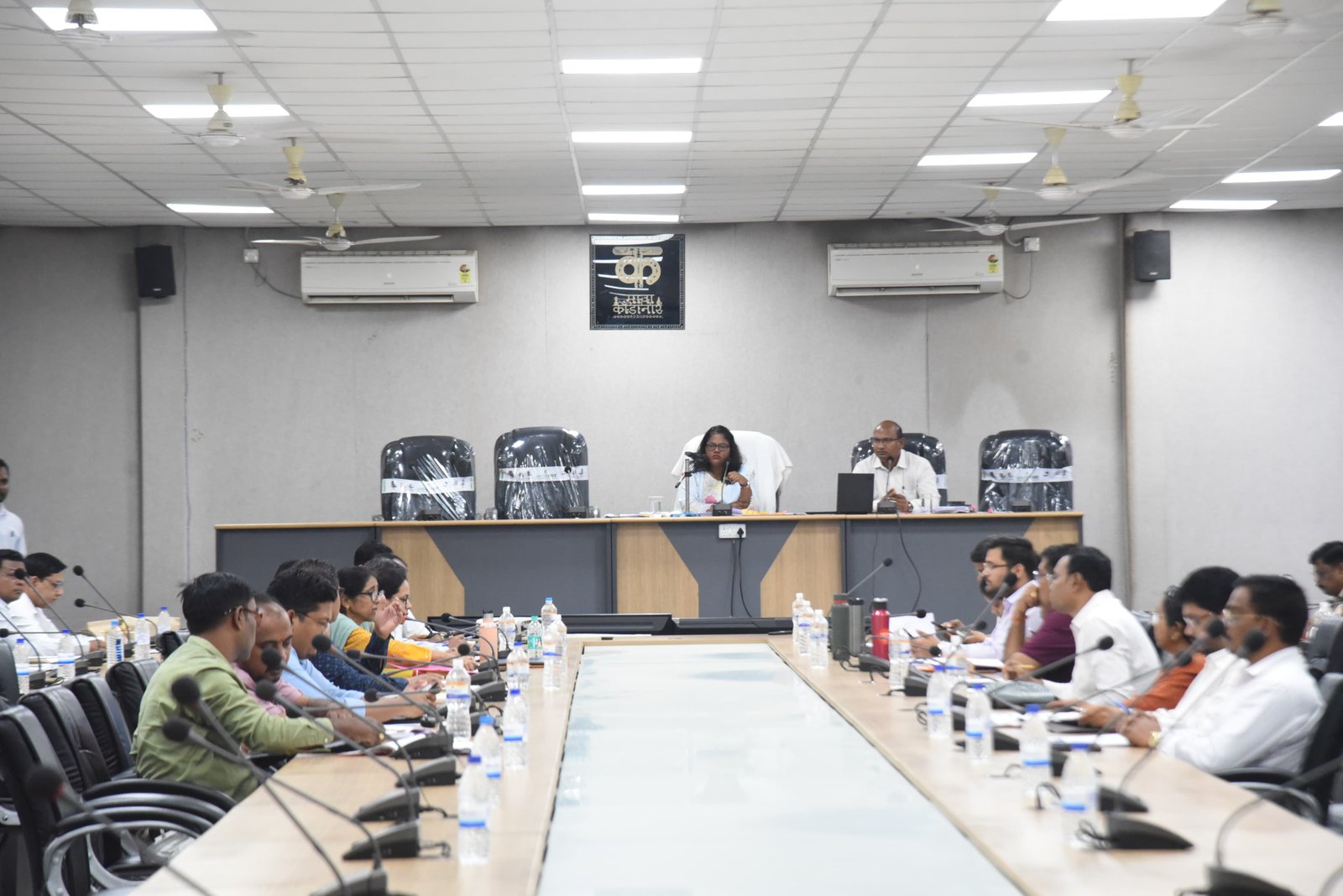 कलेक्टर नुपूर राशि पन्ना ने की समय-सीमा बैठक में योजनाओं और निर्माण कार्यों की समीक्षा, अधिकारियों को दिए सख्त निर्देश