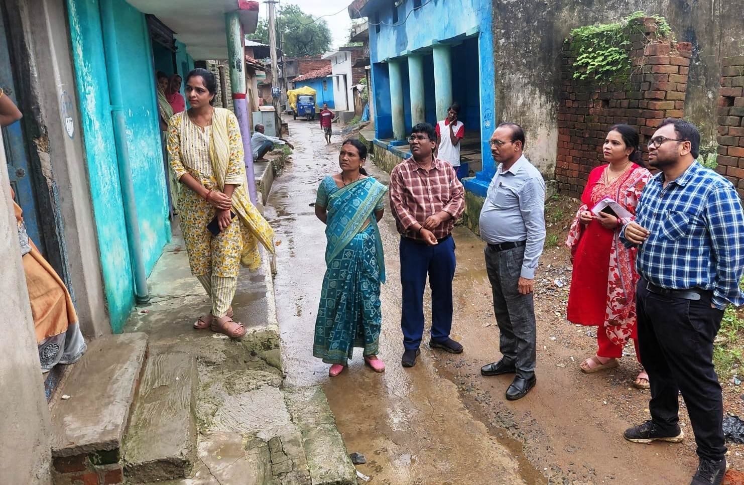 जिला पंचायत सीईओ विनय कुमार पोयाम ने परसाही नाला एवं अमलीपाली में निर्माणाधीन आवासों, सेग्रीगेशन शेड का किया निरीक्षण...