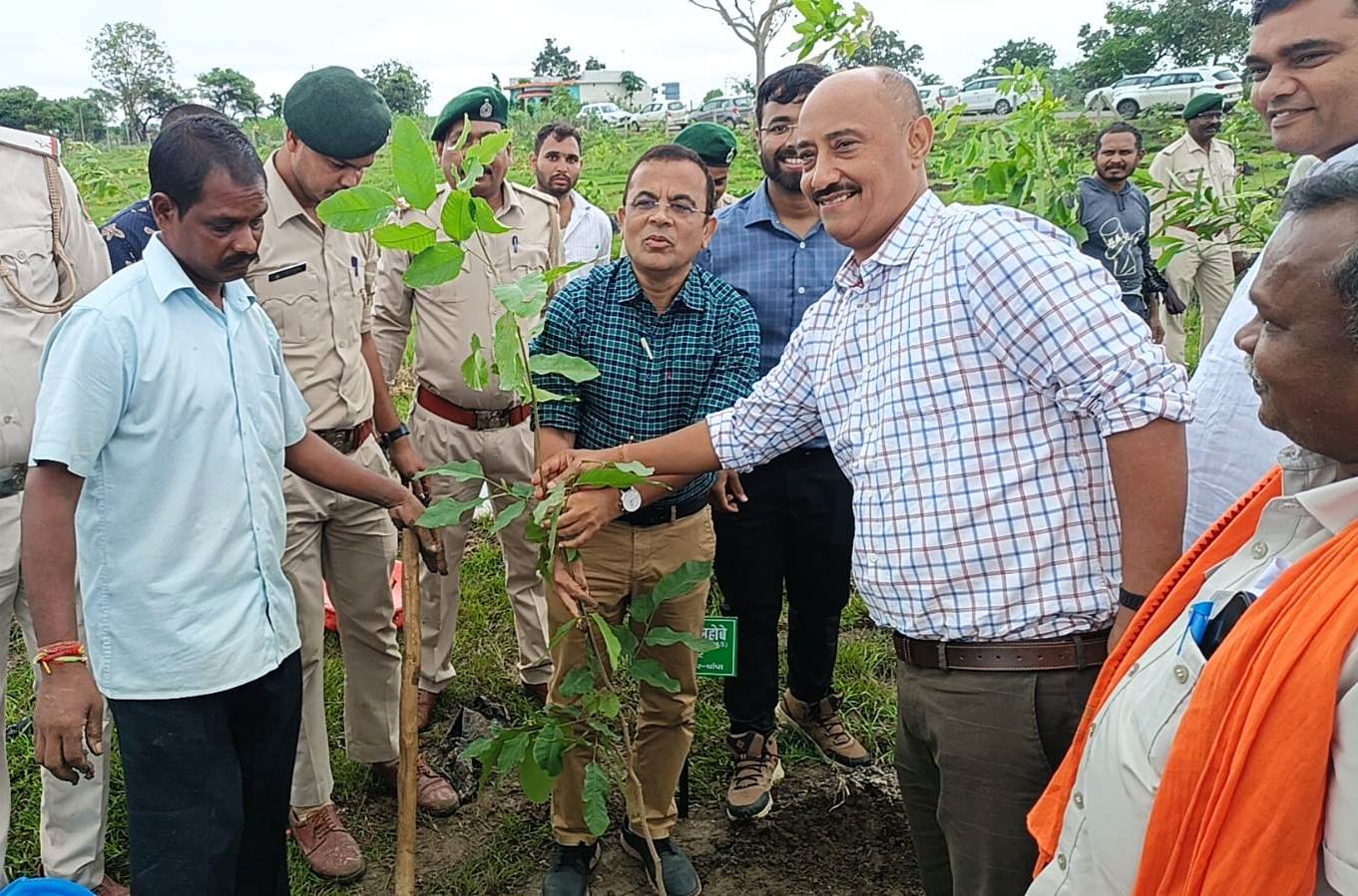 परसाही नाला में हुआ जिला स्तरीय वन महोत्सव का आयोजन...