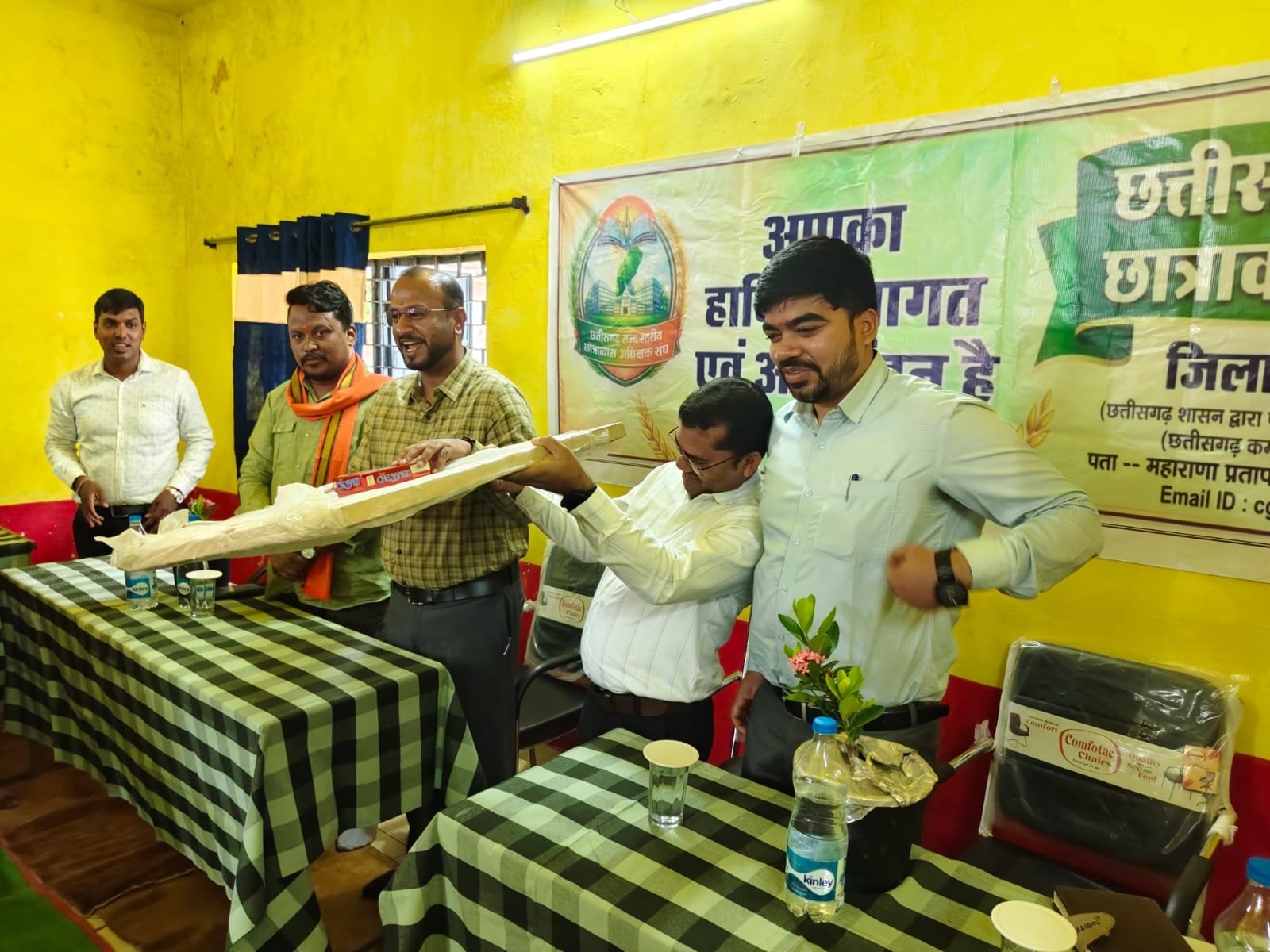कलेक्टर विजय दयाराम के मुख्य आतिथ्य में छात्रावास अधीक्षक संघ ने मनाया स्थापना दिवस, आदिवासी बच्चों को वितरित की शैक्षणिक सामग्री