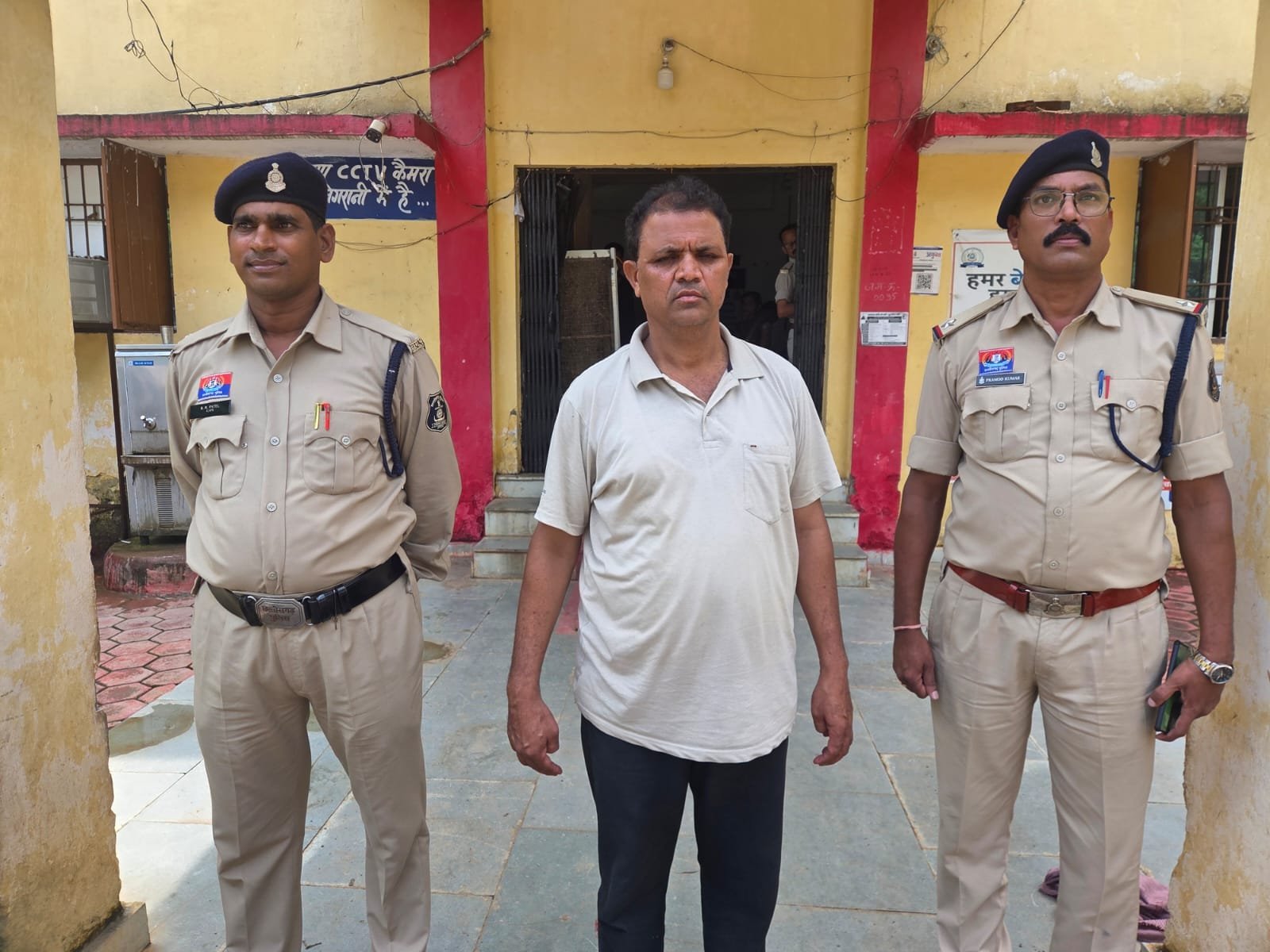 स्कूल में छात्रा से छेड़छाड़ करने वाले आरोपी शिक्षक चंद घंटों में गिरफ्तार...