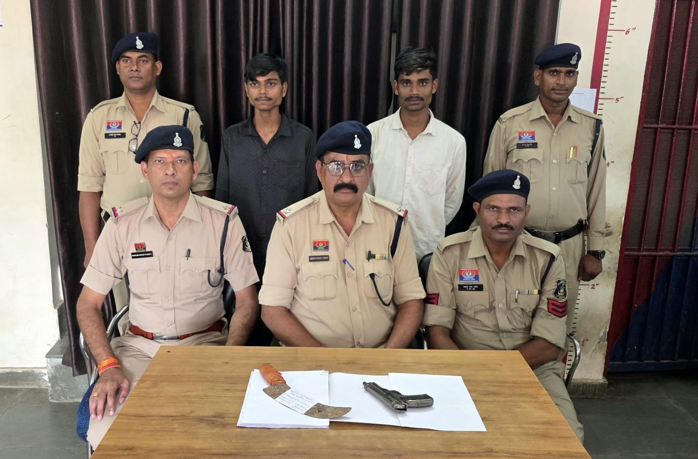 सार्वजनिक स्थान पर नकली पिस्टल एवं तलवार लहराकर लोगों में दहशत फैलाने वाले 02 आरोपी गिरफ्तार...
