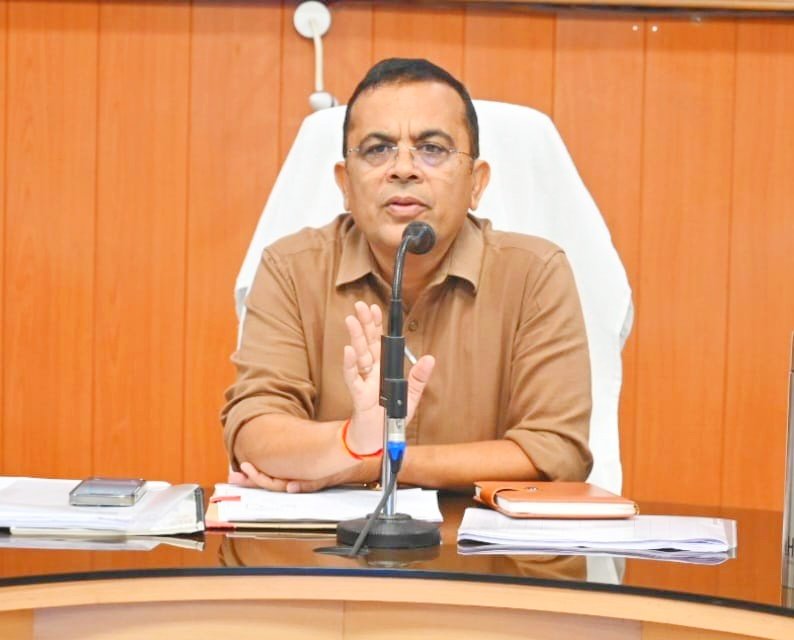 कलेक्टर जन्मेजय महोबे ने ली साप्ताहिक समय-सीमा की बैठक