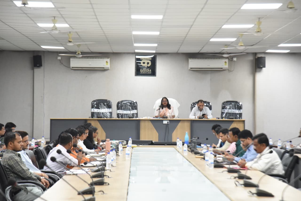 कलेक्टर नुपूर राशि पन्ना ने ली समय-सीमा बैठक, सीएम हेल्पलाइन और सेवा सेतु के आवेदनों के त्वरित निराकरण के दिए निर्देश