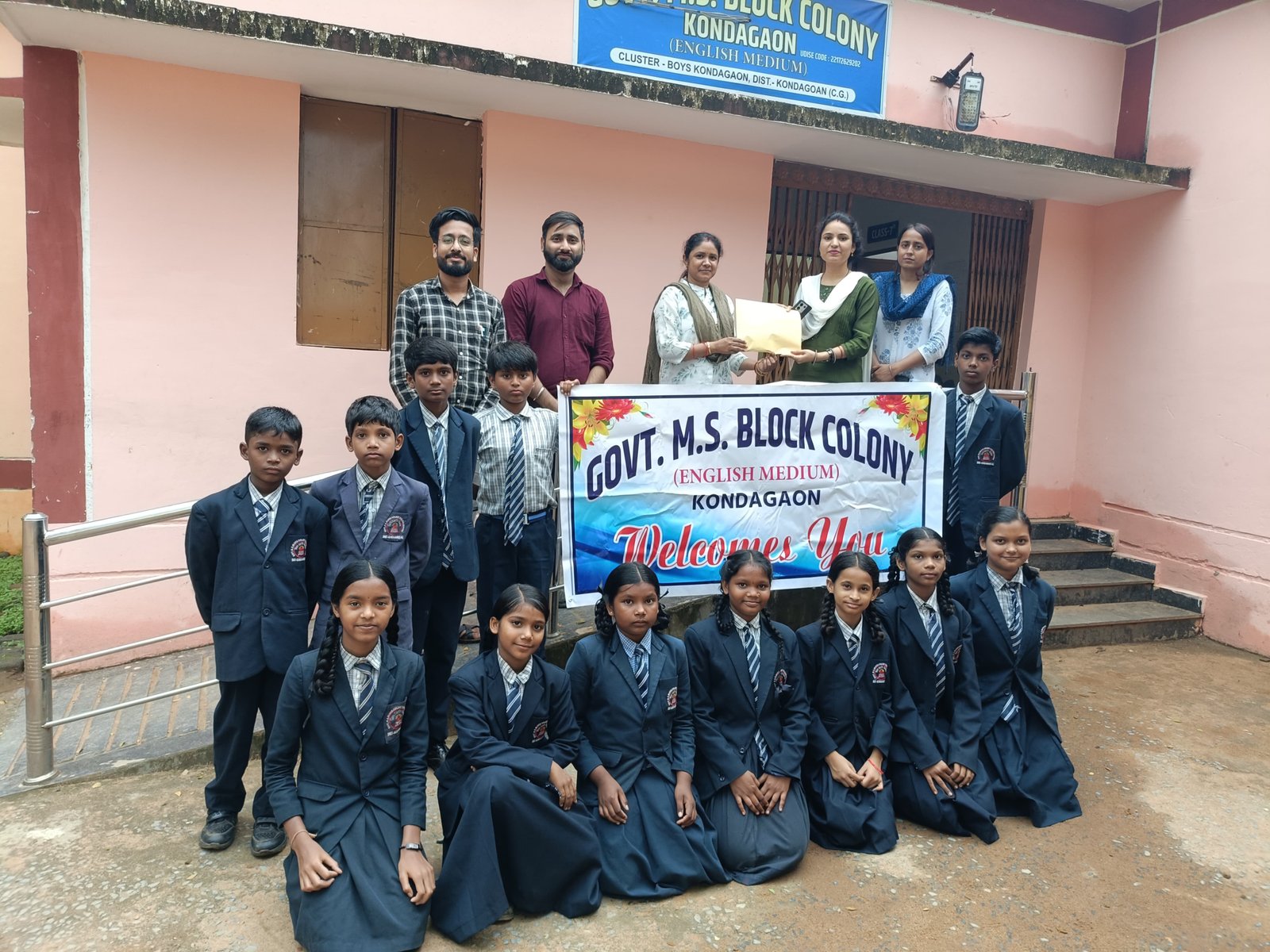 देशभक्ति की अनूठी पहल: विद्यार्थियों ने सैनिकों के लिए बनाई राखियाँ, मातृभूमि की पावन मिट्टी की भेंट