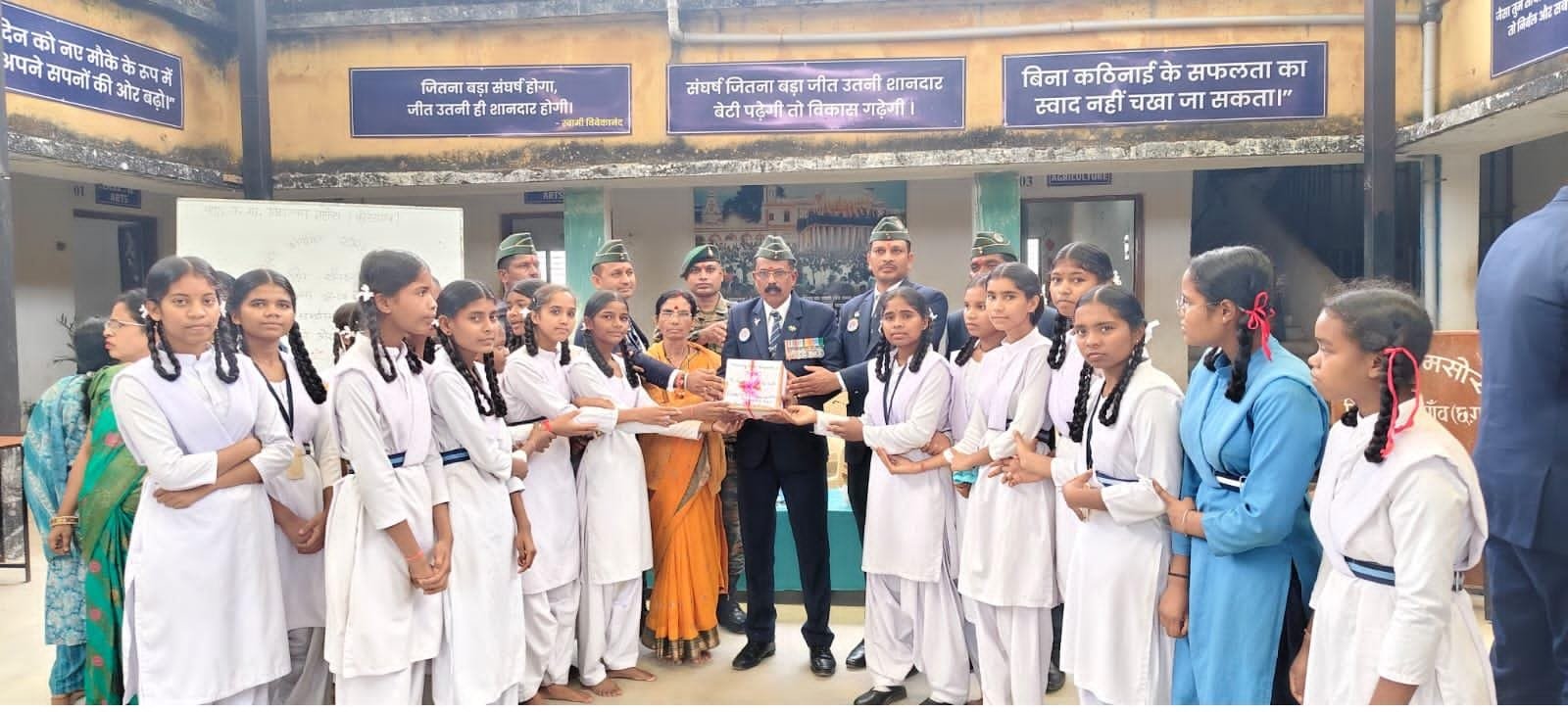मसोरा हाई स्कूल में गूंजा देशभक्ति का जज्बा, छात्राओं ने पूर्व सैनिकों को बांधा रक्षा सूत्र