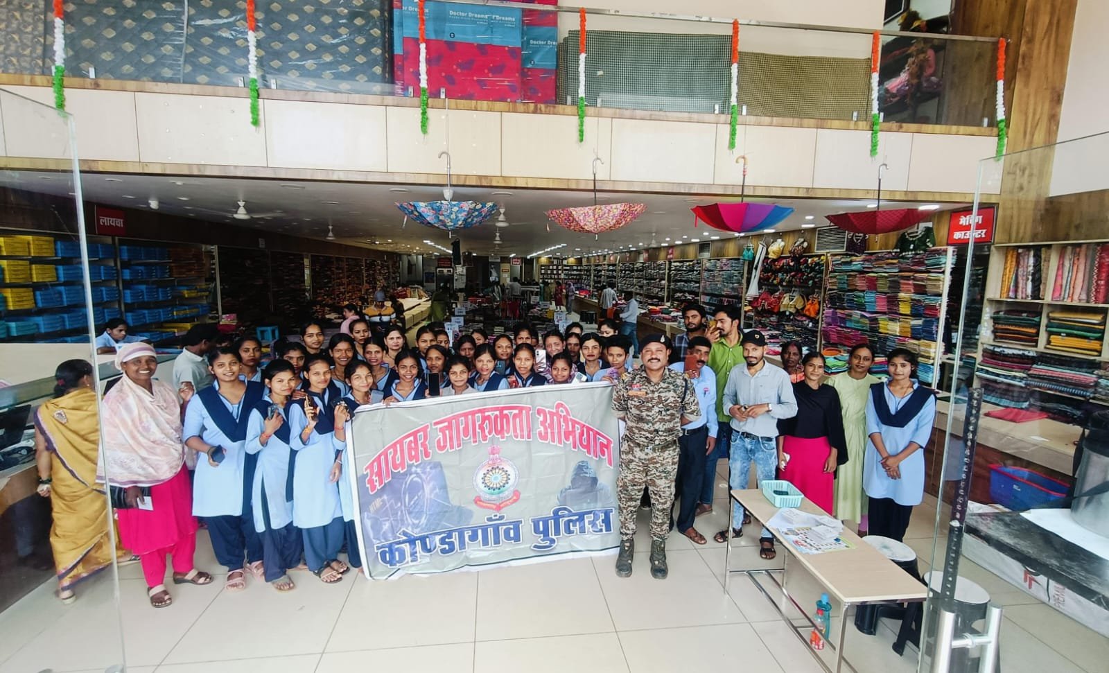 कोंडागांव में साइबर जागरूकता अभियान, सुमित बाजार के कर्मचारियों को दी गई ऑनलाइन सुरक्षा की जानकारी
