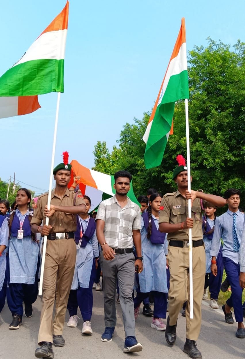 उत्तर प्रदेश महराजगंज में ब्रिलियंस एकेडमी में 500 मीटर लंबी तिरंगा रैली, देशभक्ति के रंग में रंगे छात्र-छात्राएँ
