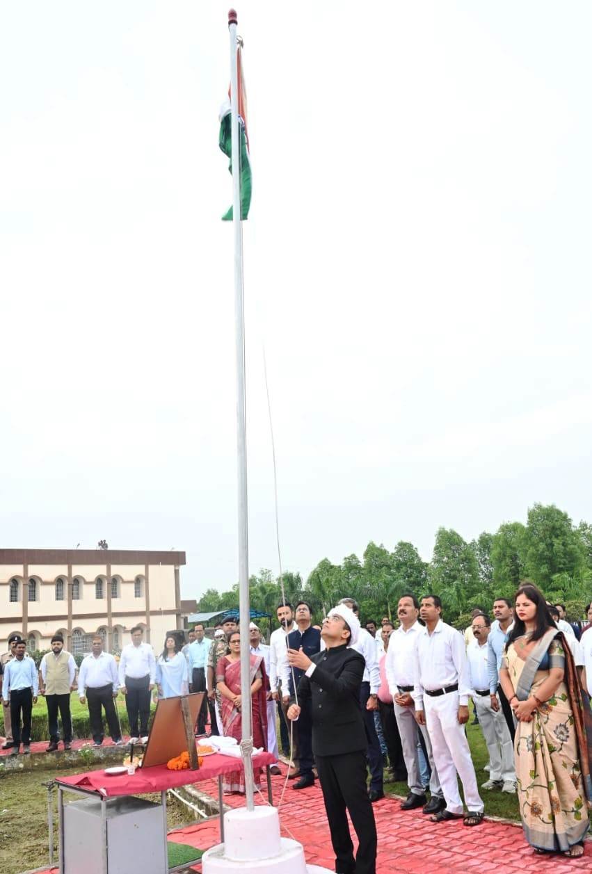 कलेक्टर जन्मेजय महोबे ने कलेक्टोरेट कार्यालय परिसर में किया ध्वजारोहण...