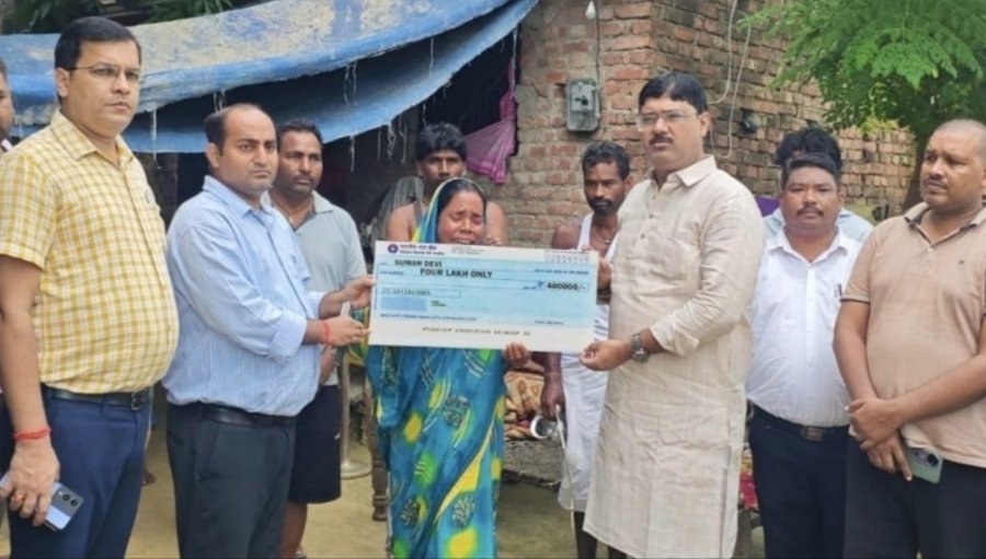 उत्तर प्रदेश महराजगंज रोहिन बैराज हादसा में दो परिवारों के लिए विधायक ऋषि त्रिपाठी बन कर निकले मसीहा सरकार से 4-4 लाख की आर्थिक सहायता दिलाए