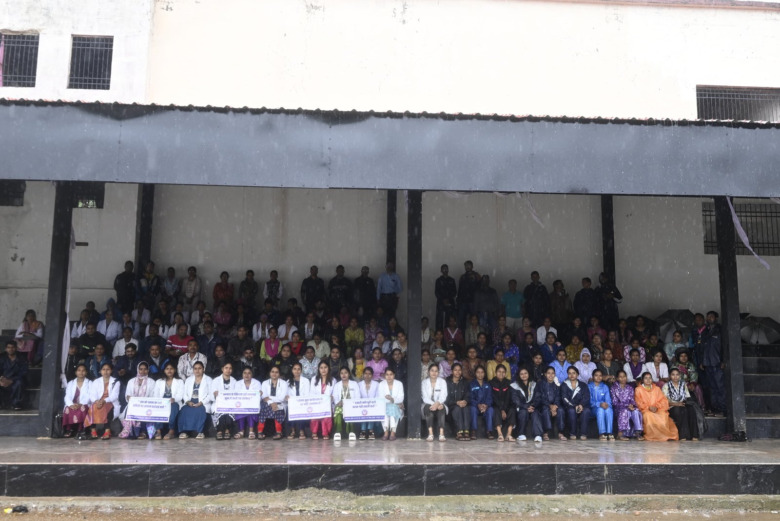 मूसलाधार बारिश में भी नहीं थमे कदम, NHM कर्मचारियों ने निकाली विशाल रैली