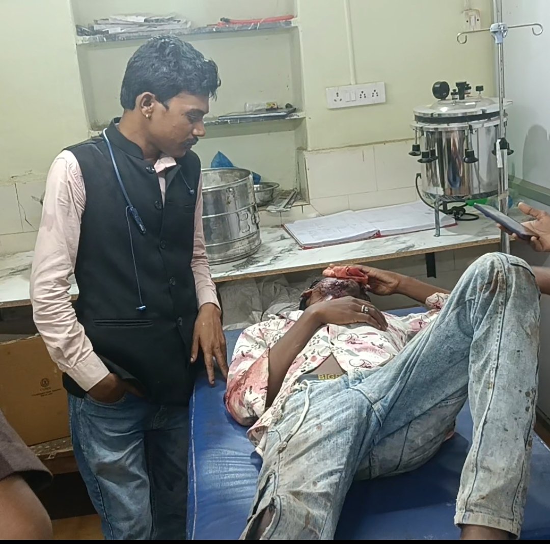 सड़क हादसे में तड़प रहे घायल युवक के लिए फरिश्ता बने पत्रकार मनोहर सेन, समय पर अस्पताल पहुंचाकर कराया इलाज