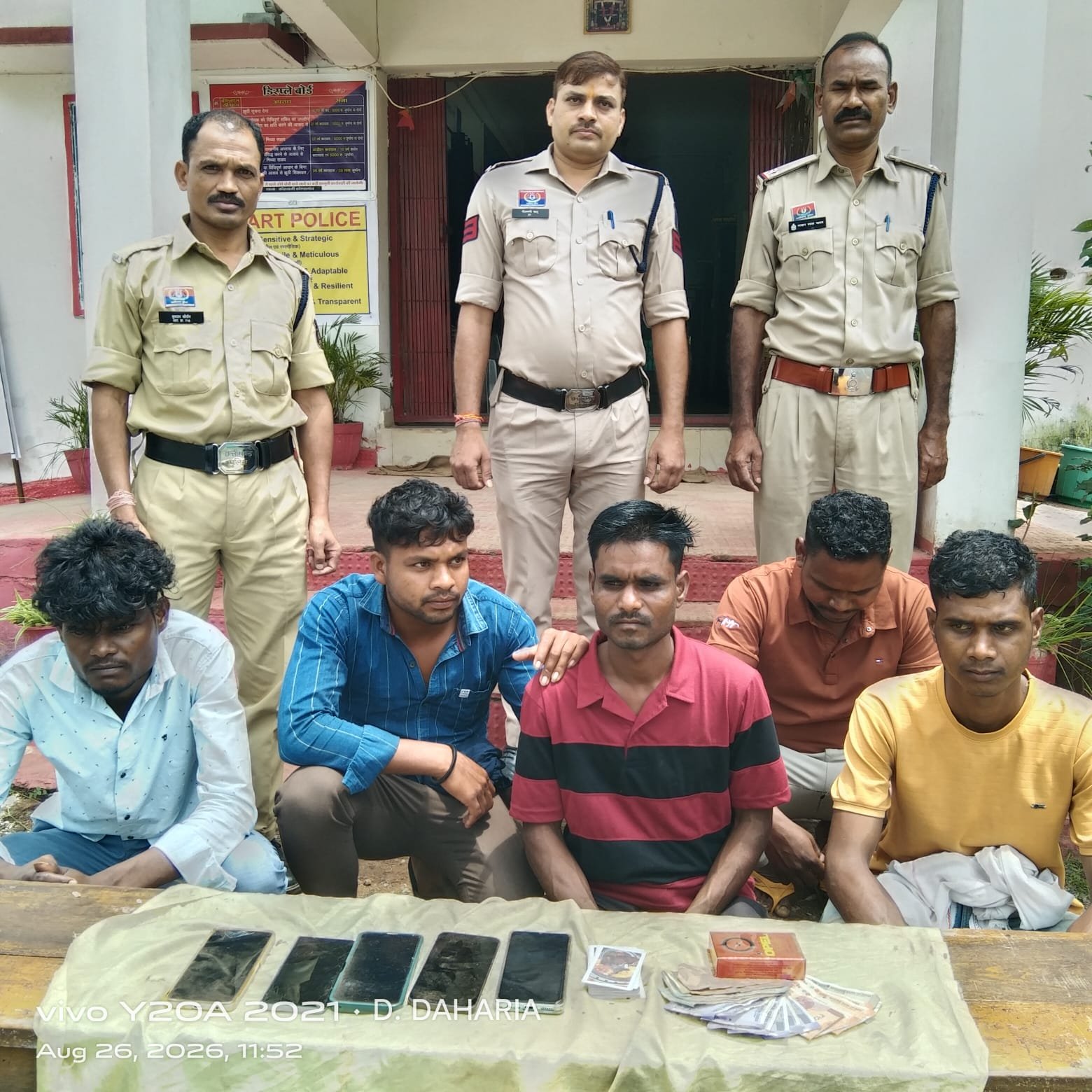 बनियागांव सरगीपारा में जुआ खेलते 5 आरोपी गिरफ्तार, ₹53,990 की सामग्री जब्त