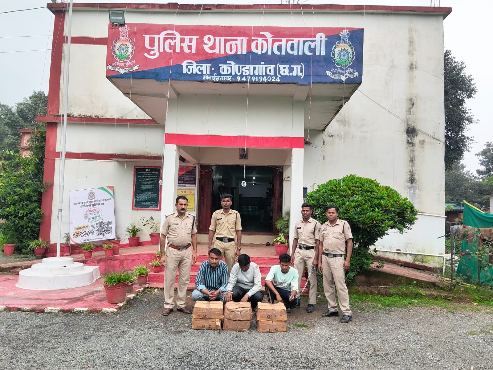 मोटरसाइकिल से 50.400 बल्क लीटर अवैध अंग्रेजी शराब परिवहन करते तीन आरोपी गिरफ्तार, 1.32 लाख की संपत्ति जब्त