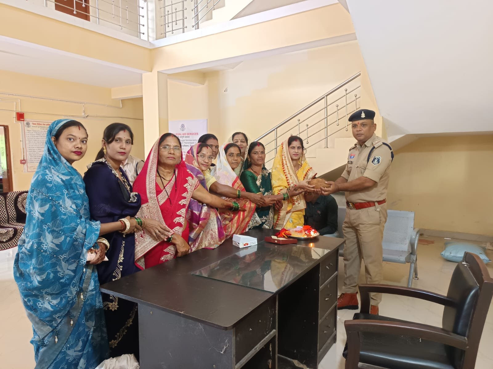 रक्षाबंधन पर खाकी की कलाई पर सजा रक्षासूत्र, किरण वैष्णव ने पुलिस जवानों को बांधी राखी