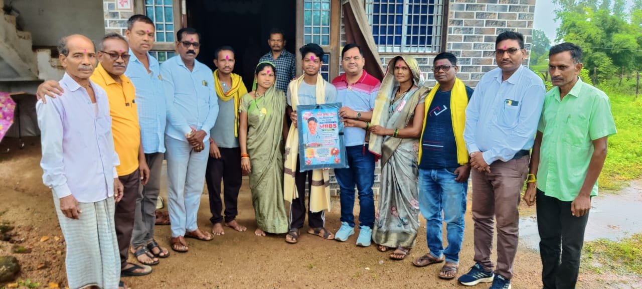 गांव का नाम किया रोशन, एमबीबीएस में चयन होने पर जनपद अध्यक्ष संजय सिन्हा ने घर पहुंचकर दी बधाई