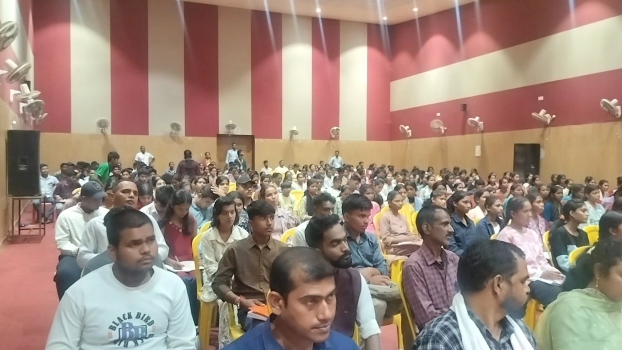 पेंड्रा में “I Can Change My Life” का गूंजा संदेश, अमन ओट्टी ने युवाओं में भरी सफलता की नई उड़ान