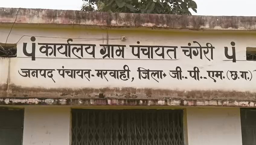 चंगेरी की सड़कों पर गंदगी और कीचड़ का अंबार, ग्रामीण परेशान