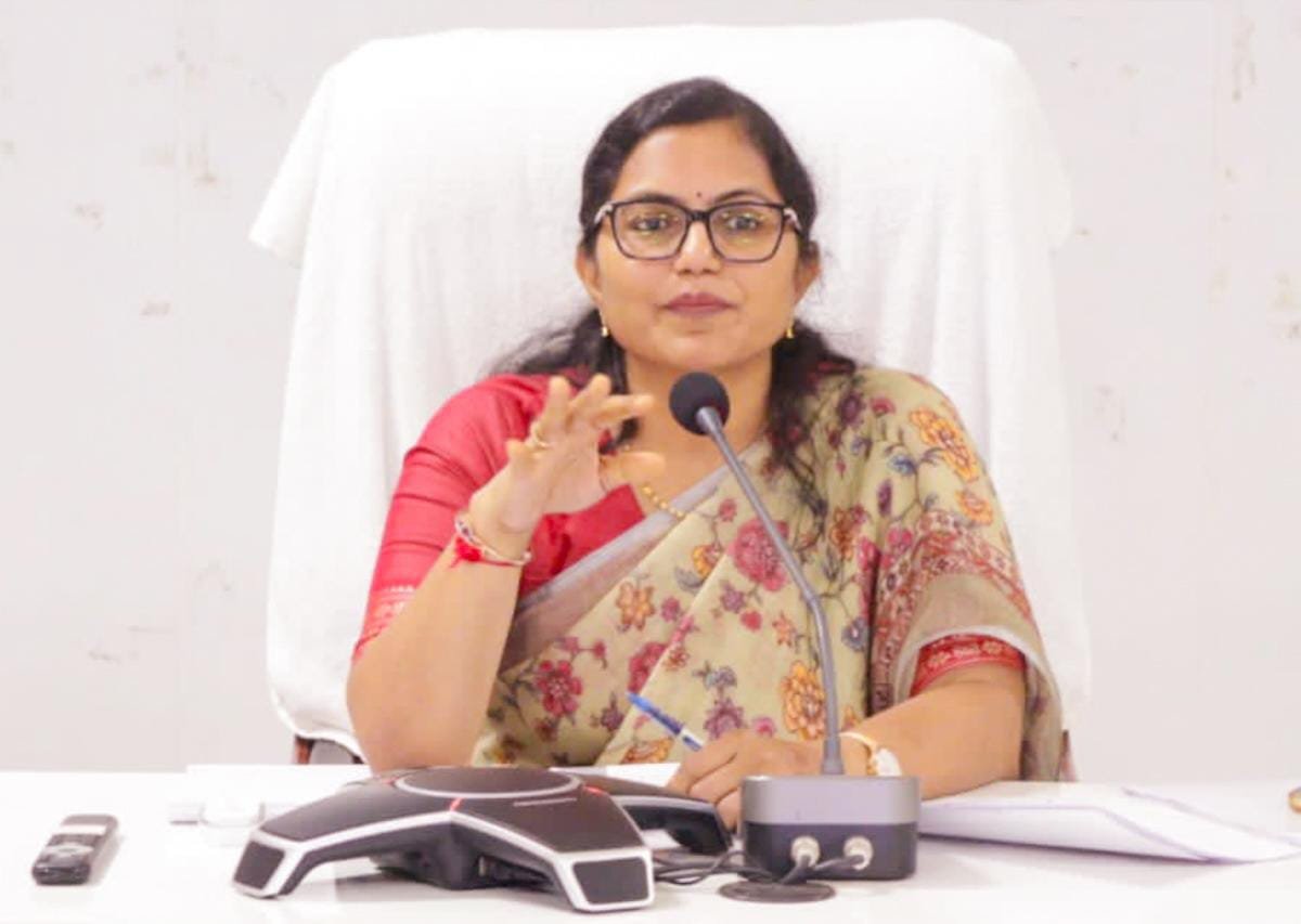 सक्ती में राजस्व मामलों पर कलेक्टर सख्त, लंबित प्रकरण जल्द निपटाने के निर्देश