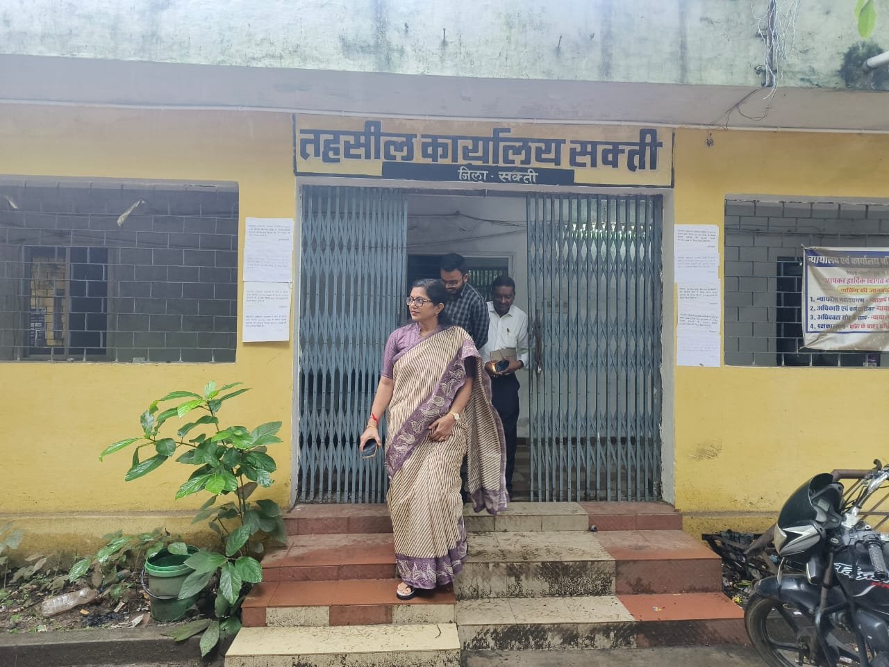 सक्ती में कलेक्टर का औचक निरीक्षण, लंबित मामलों के शीघ्र निराकरण के निर्देश