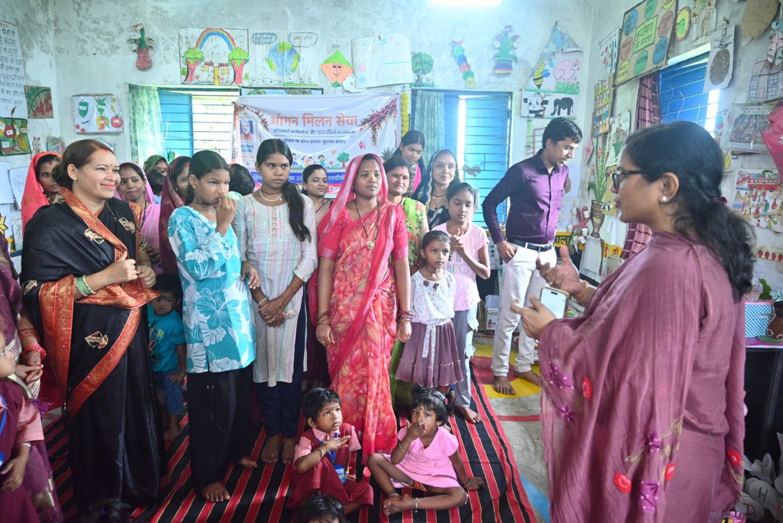 कलेक्टर ने चार आंगनबाड़ी केंद्रों का किया निरीक्षण