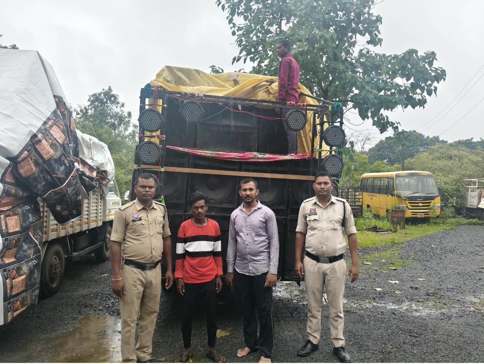 ऑपरेशन प्रहार के तहत पुलिस की कार्रवाई, सड़क हादसों की आशंका को देखते हुए वाहनों की जांच