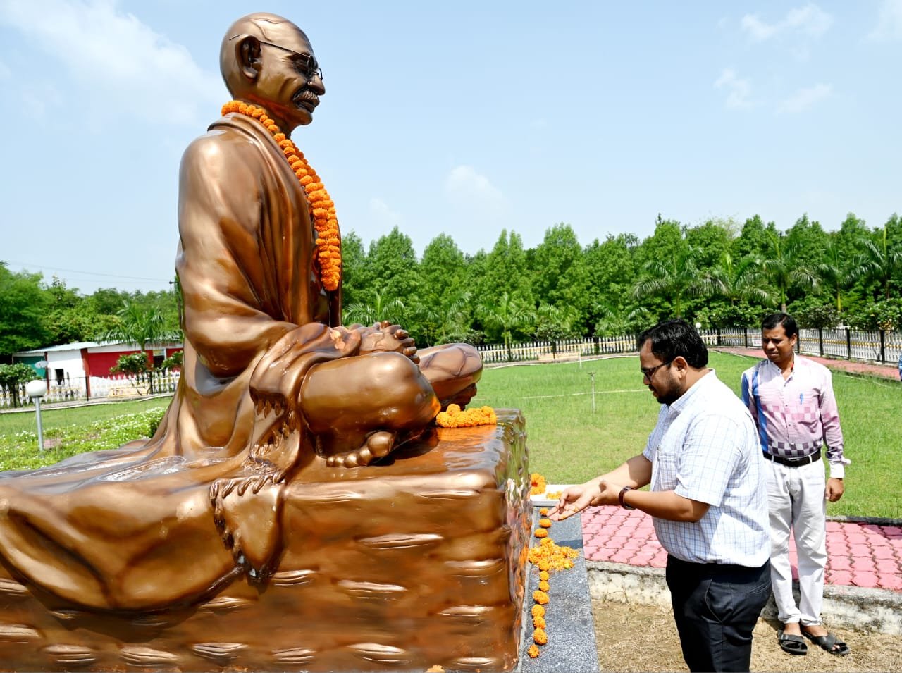 राष्ट्रपिता महात्मा गांधी की जयंती पर कलेक्टर महोबे ने किया नमन...