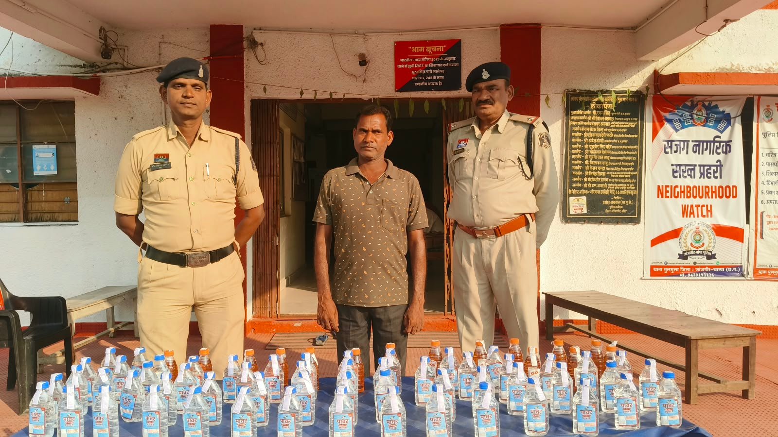 किराना दुकान में छिपाकर बेच रहा था अवैध शराब पुलिस ने किया गिरफ्तार...