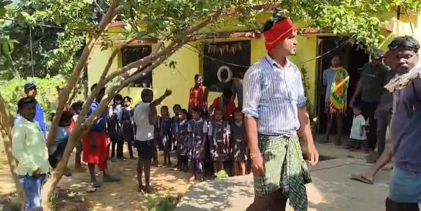 शासकीय प्राथमिक शाला बड़ेउसरी में शिक्षिका की अनुपस्थिति से नाराज ग्रामीणों ने दी स्कूल में ताला जड़ने की चेतावनी, कलेक्टर से की शिकायत